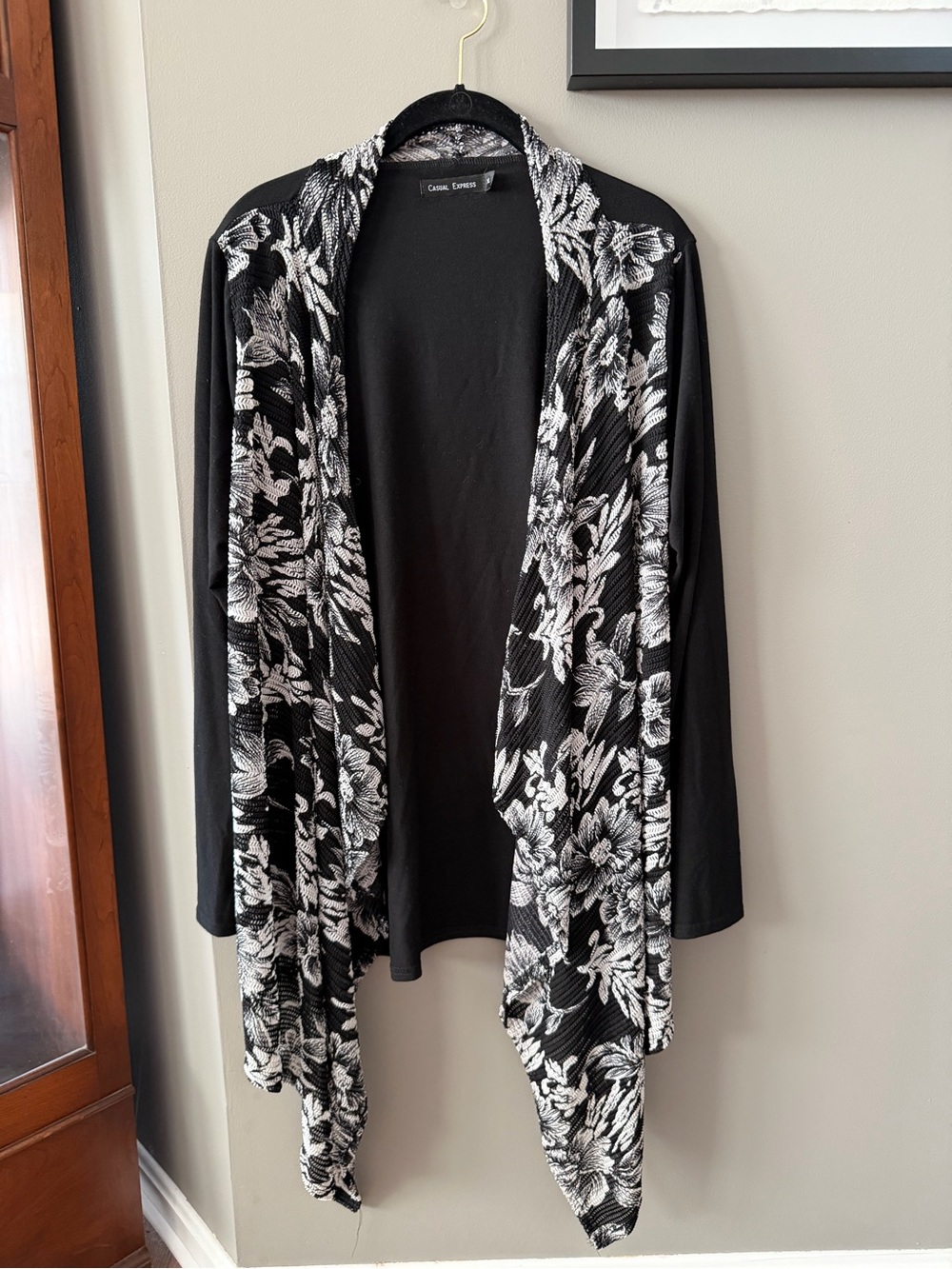 Casual Express Black White Floral Open-Front Cardigan. XL